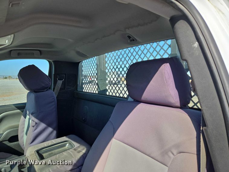 image for item ET5254 2015 Chevrolet Silverado 3500HD flatbed pickup truck