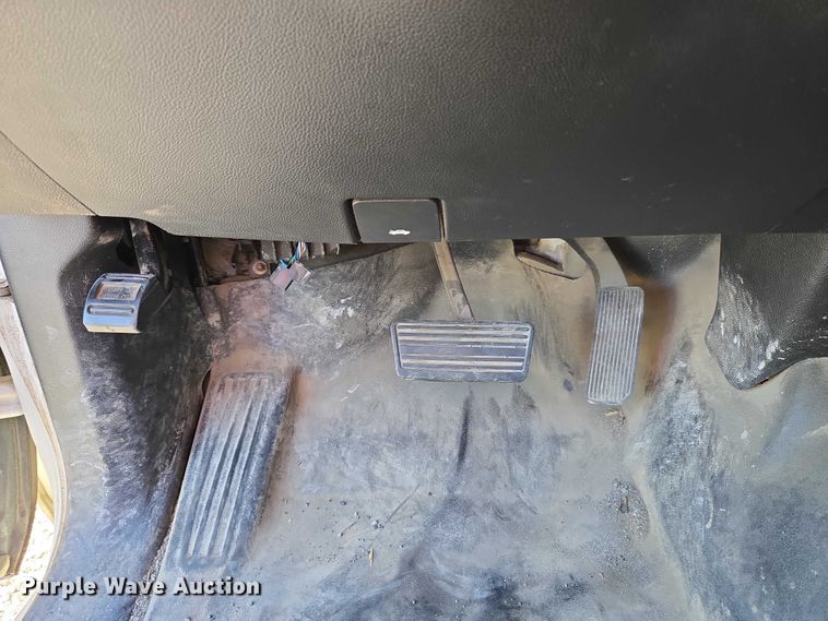 image for item ET5254 2015 Chevrolet Silverado 3500HD flatbed pickup truck