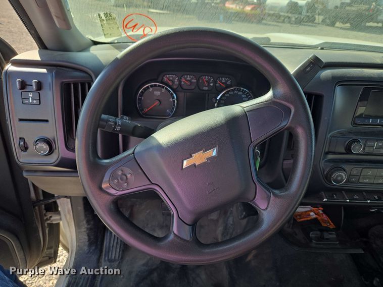 image for item ET5254 2015 Chevrolet Silverado 3500HD flatbed pickup truck