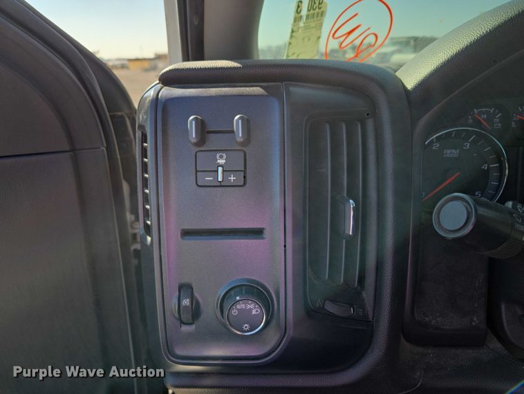 image for item ET5254 2015 Chevrolet Silverado 3500HD flatbed pickup truck