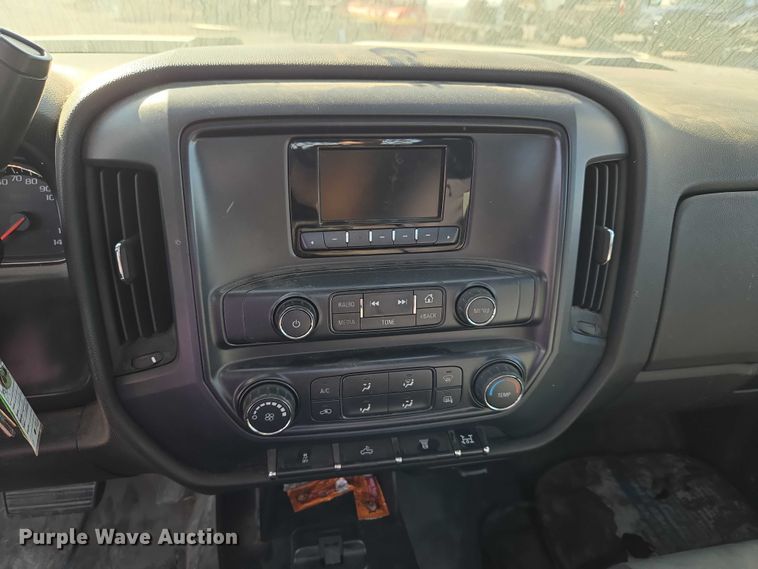 image for item ET5254 2015 Chevrolet Silverado 3500HD flatbed pickup truck