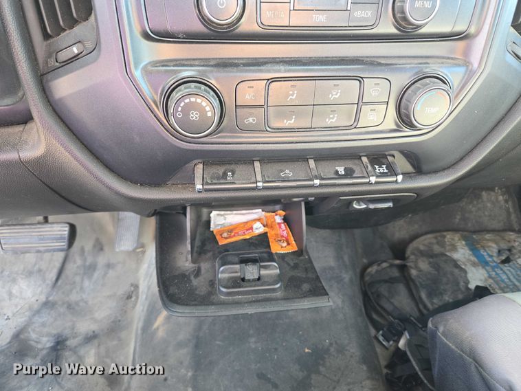 image for item ET5254 2015 Chevrolet Silverado 3500HD flatbed pickup truck