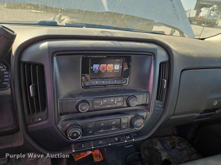 image for item ET5254 2015 Chevrolet Silverado 3500HD flatbed pickup truck