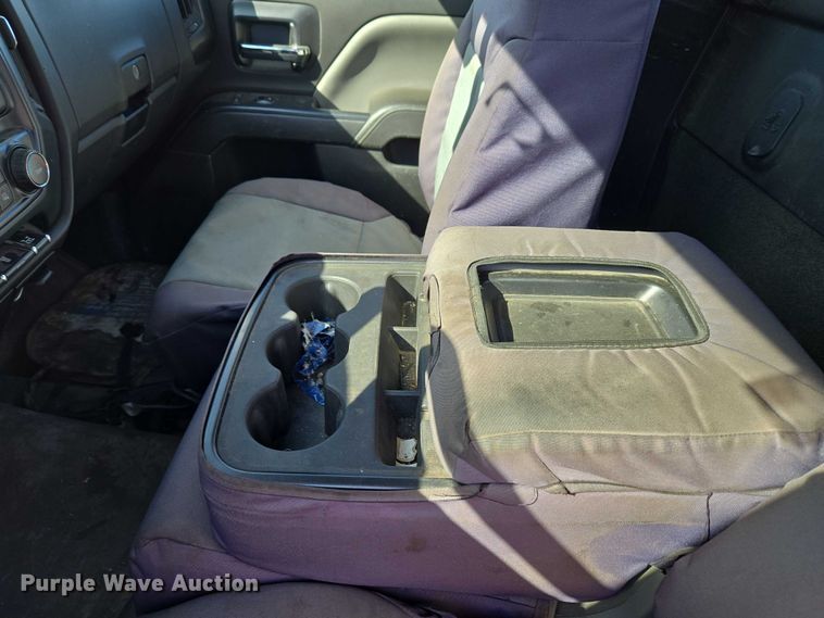 image for item ET5254 2015 Chevrolet Silverado 3500HD flatbed pickup truck