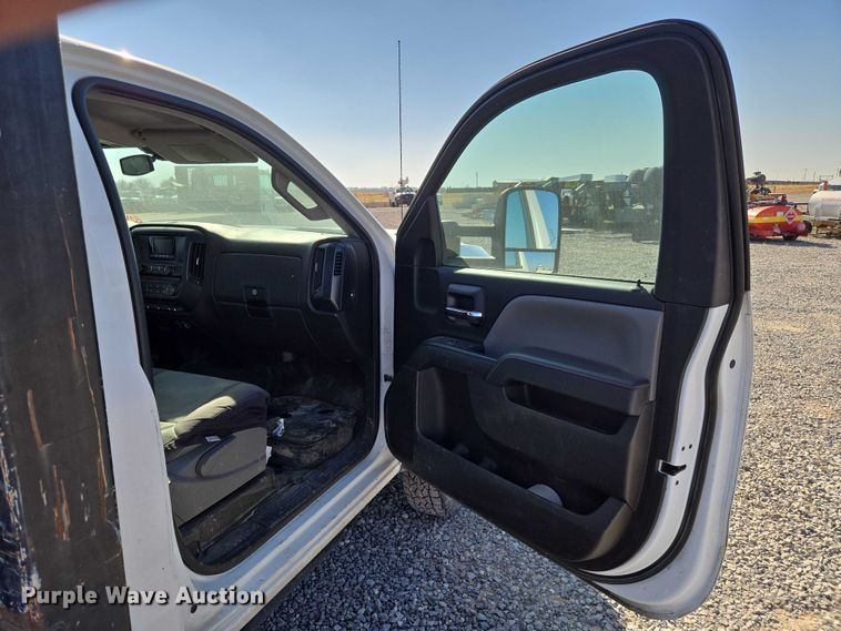 image for item ET5254 2015 Chevrolet Silverado 3500HD flatbed pickup truck