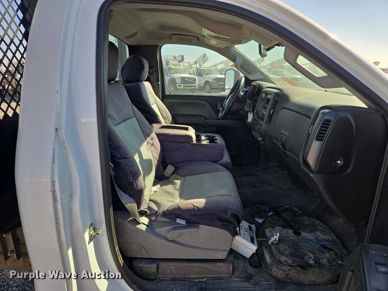 image for item ET5254 2015 Chevrolet Silverado 3500HD flatbed pickup truck