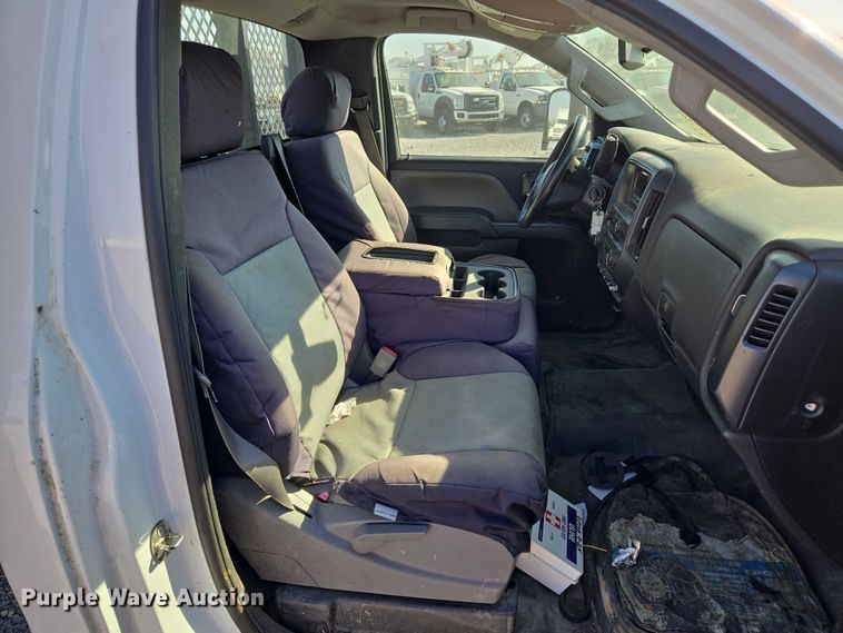 image for item ET5254 2015 Chevrolet Silverado 3500HD flatbed pickup truck