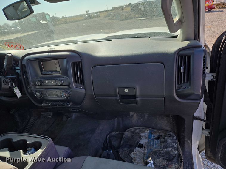 image for item ET5254 2015 Chevrolet Silverado 3500HD flatbed pickup truck