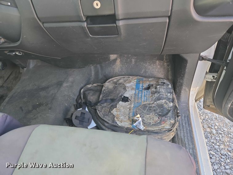 image for item ET5254 2015 Chevrolet Silverado 3500HD flatbed pickup truck