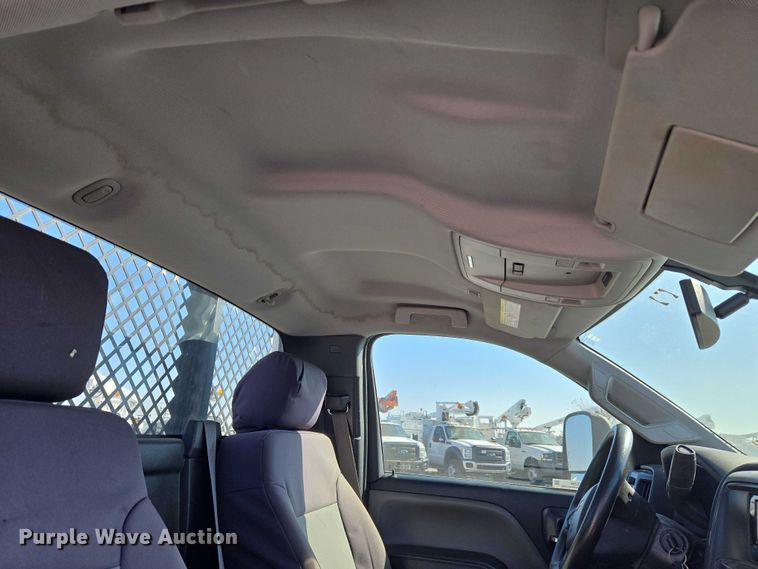 image for item ET5254 2015 Chevrolet Silverado 3500HD flatbed pickup truck