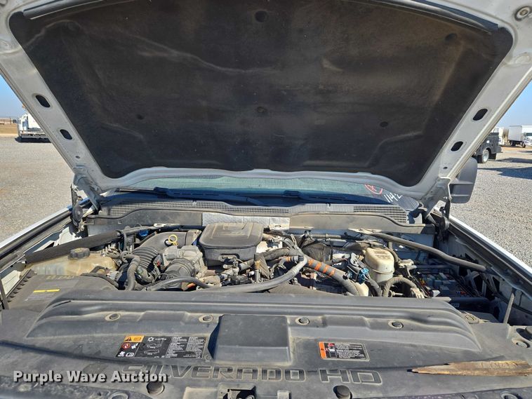 image for item ET5254 2015 Chevrolet Silverado 3500HD flatbed pickup truck