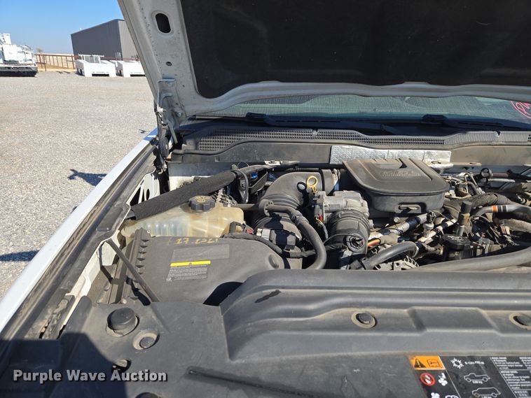 image for item ET5254 2015 Chevrolet Silverado 3500HD flatbed pickup truck