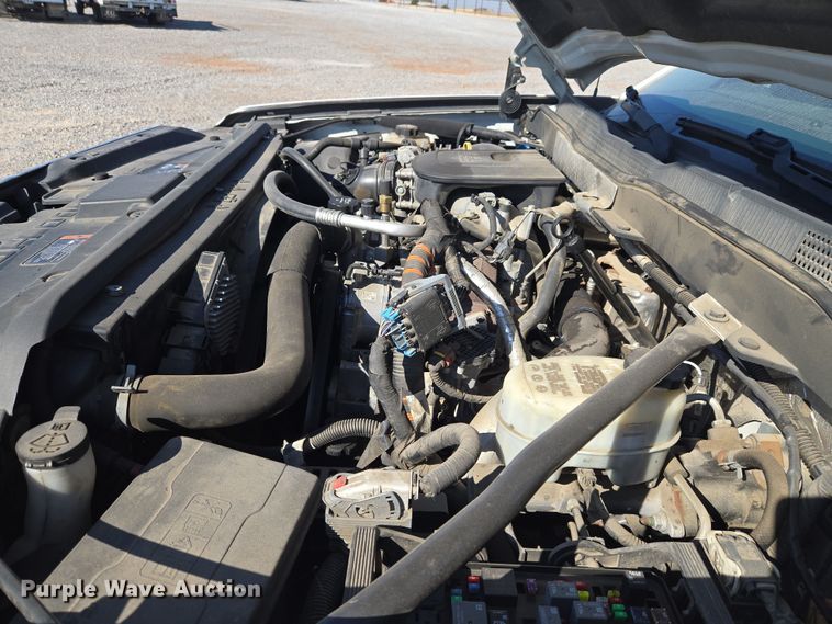 image for item ET5254 2015 Chevrolet Silverado 3500HD flatbed pickup truck