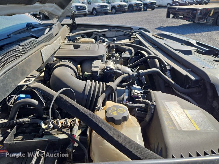 image for item ET5254 2015 Chevrolet Silverado 3500HD flatbed pickup truck