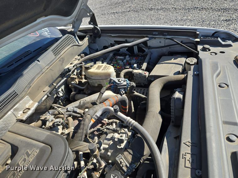 image for item ET5254 2015 Chevrolet Silverado 3500HD flatbed pickup truck