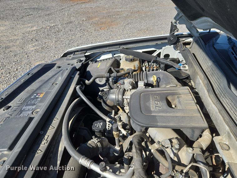 image for item ET5254 2015 Chevrolet Silverado 3500HD flatbed pickup truck