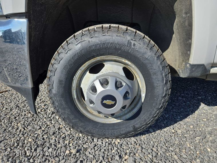 image for item ET5254 2015 Chevrolet Silverado 3500HD flatbed pickup truck