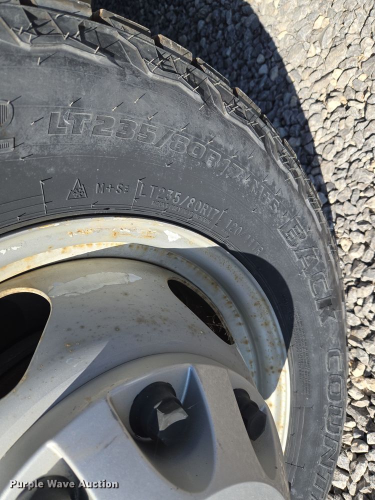 image for item ET5254 2015 Chevrolet Silverado 3500HD flatbed pickup truck