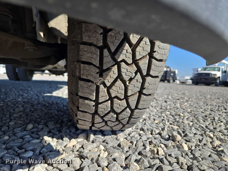 image for item ET5254 2015 Chevrolet Silverado 3500HD flatbed pickup truck