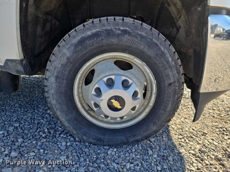 image for item ET5254 2015 Chevrolet Silverado 3500HD flatbed pickup truck