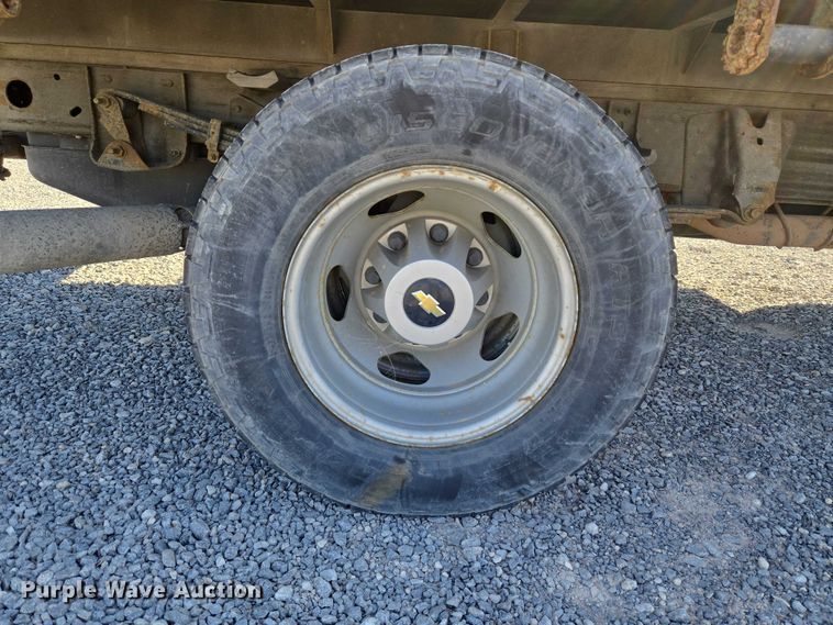 image for item ET5254 2015 Chevrolet Silverado 3500HD flatbed pickup truck