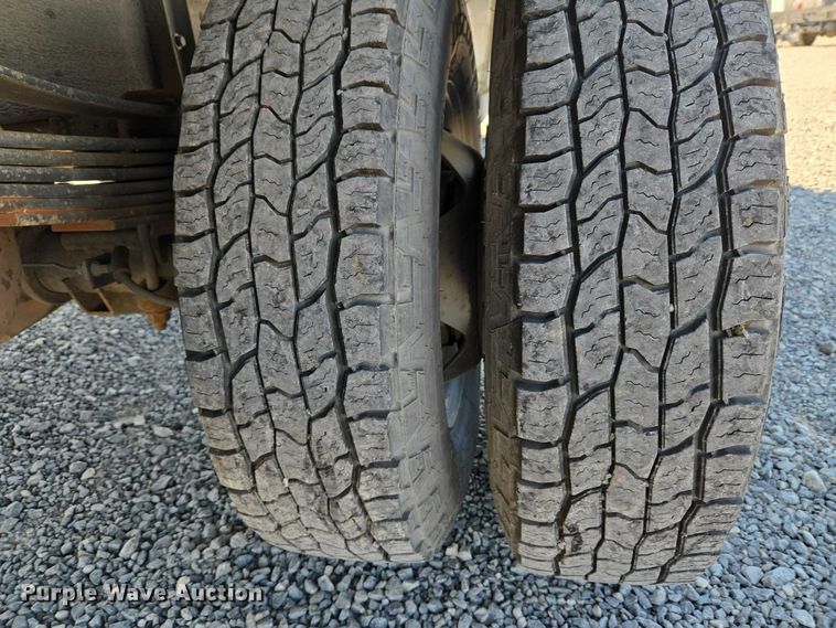 image for item ET5254 2015 Chevrolet Silverado 3500HD flatbed pickup truck