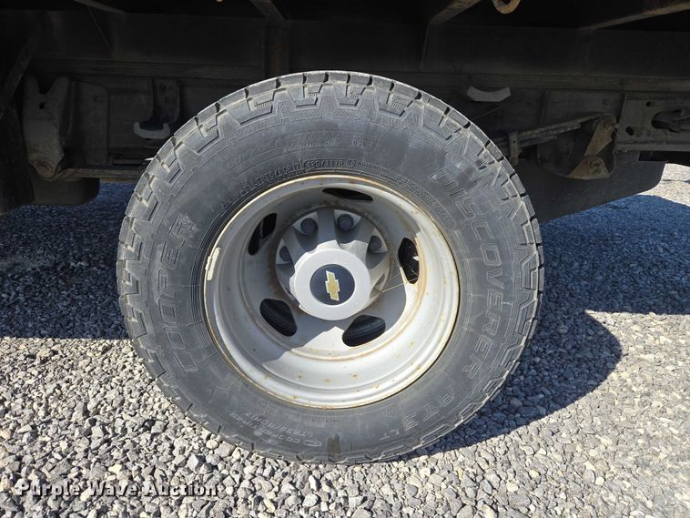 image for item ET5254 2015 Chevrolet Silverado 3500HD flatbed pickup truck