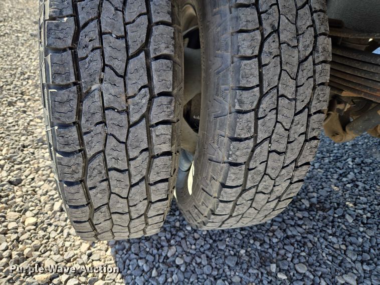 image for item ET5254 2015 Chevrolet Silverado 3500HD flatbed pickup truck