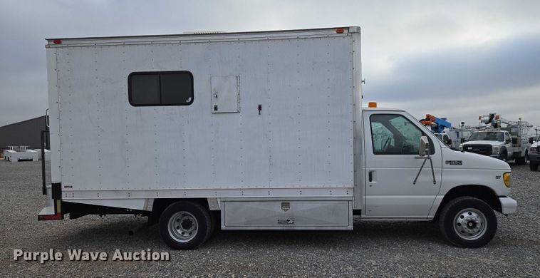 image for item ET5255 2000 Ford E350 fiber optic splicing truck