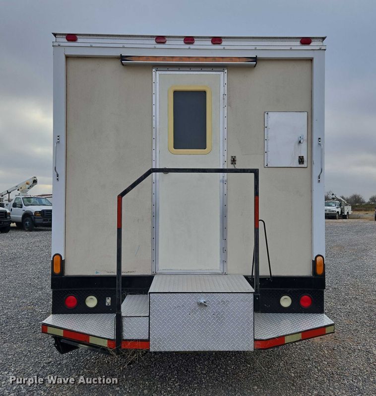 image for item ET5255 2000 Ford E350 fiber optic splicing truck