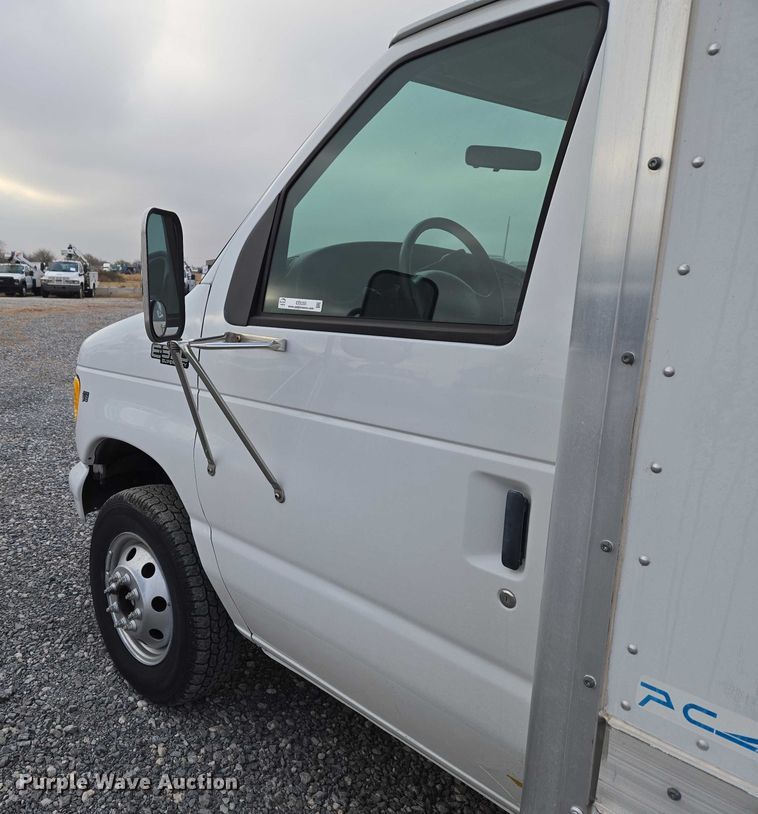 image for item ET5255 2000 Ford E350 fiber optic splicing truck