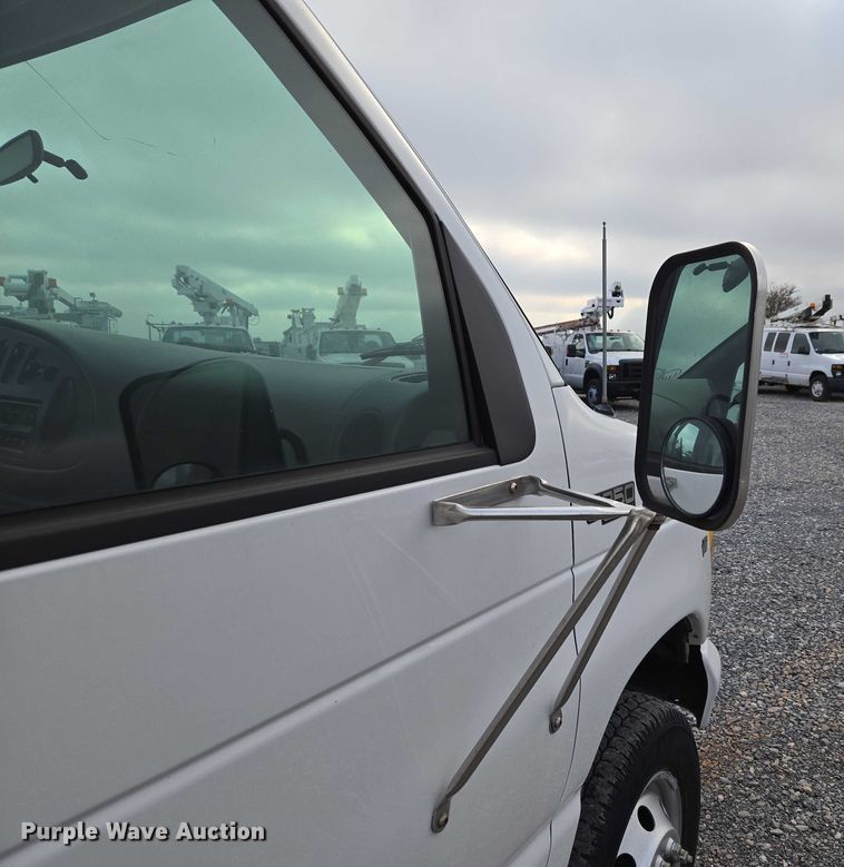 image for item ET5255 2000 Ford E350 fiber optic splicing truck