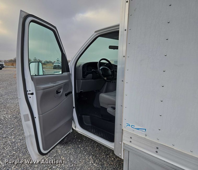 image for item ET5255 2000 Ford E350 fiber optic splicing truck