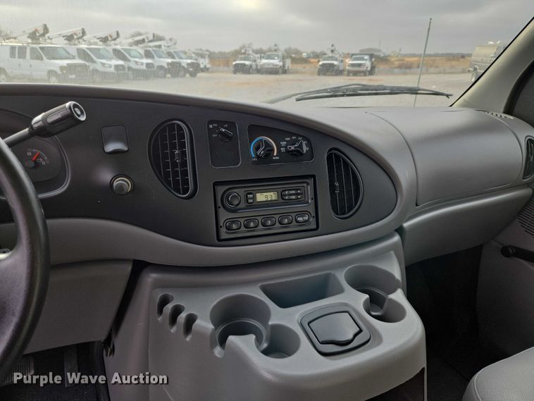 image for item ET5255 2000 Ford E350 fiber optic splicing truck