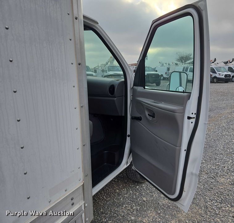 image for item ET5255 2000 Ford E350 fiber optic splicing truck