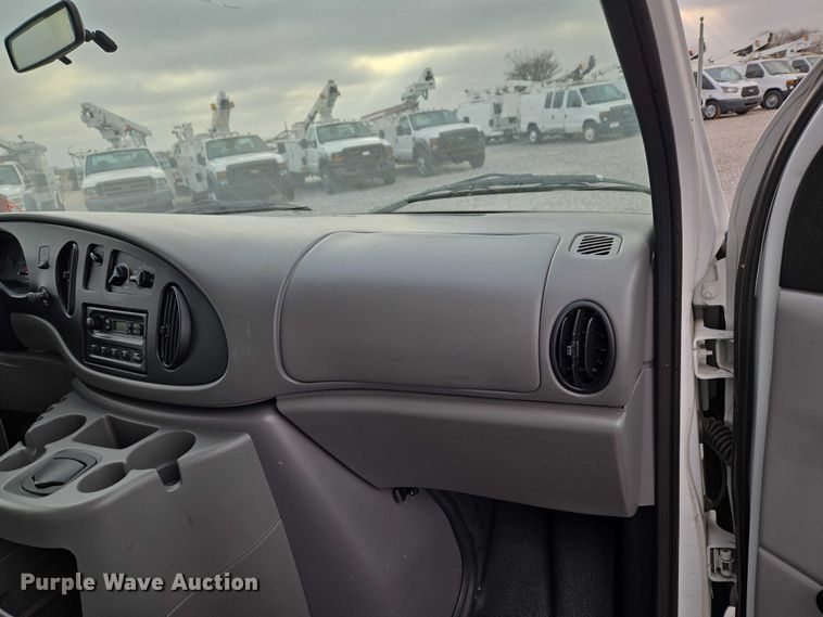 image for item ET5255 2000 Ford E350 fiber optic splicing truck