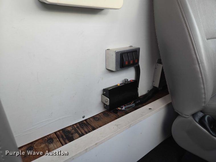 image for item ET5255 2000 Ford E350 fiber optic splicing truck