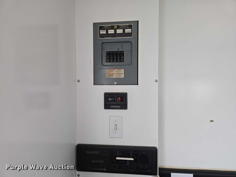 image for item ET5255 2000 Ford E350 fiber optic splicing truck