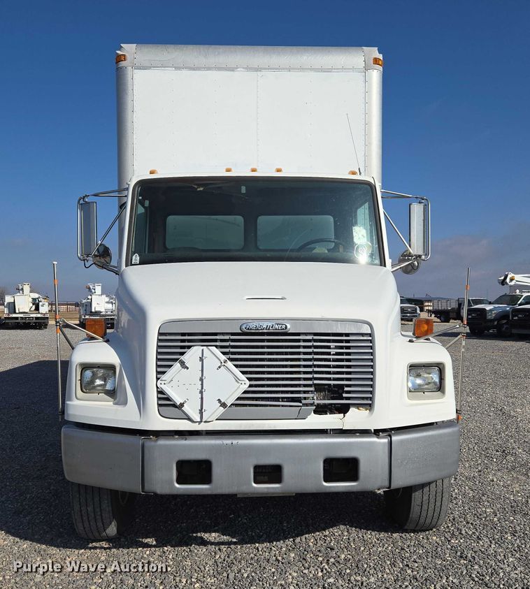 image for item ET5256 2002 Freightliner FL70 box truck