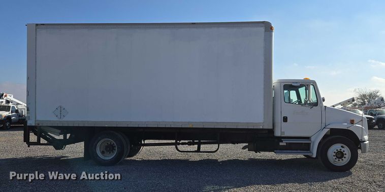 image for item ET5256 2002 Freightliner FL70 box truck