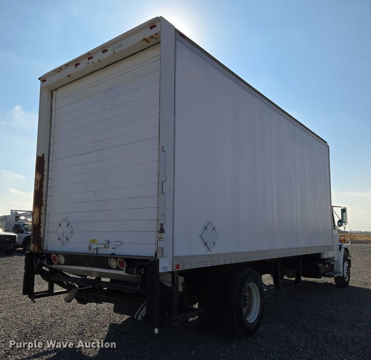 image for item ET5256 2002 Freightliner FL70 box truck