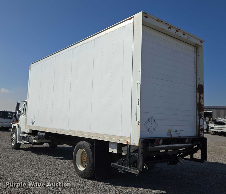image for item ET5256 2002 Freightliner FL70 box truck
