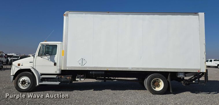 image for item ET5256 2002 Freightliner FL70 box truck