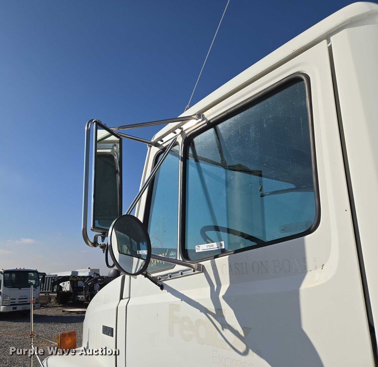 image for item ET5256 2002 Freightliner FL70 box truck