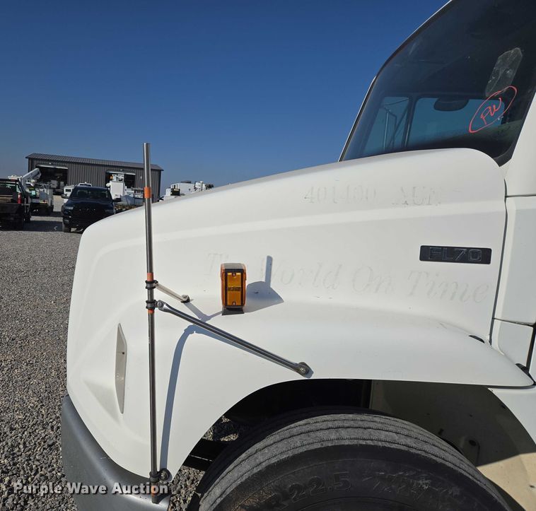 image for item ET5256 2002 Freightliner FL70 box truck