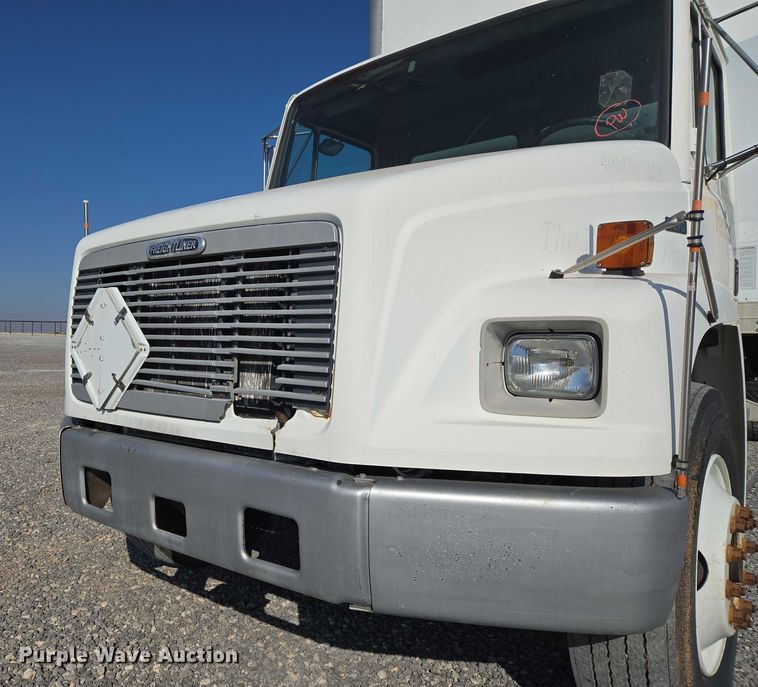 image for item ET5256 2002 Freightliner FL70 box truck