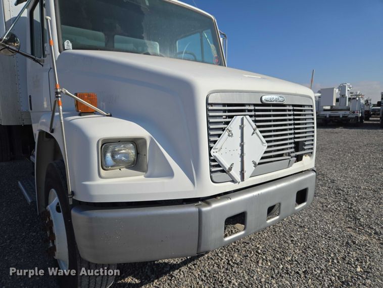 image for item ET5256 2002 Freightliner FL70 box truck