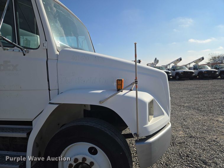 image for item ET5256 2002 Freightliner FL70 box truck