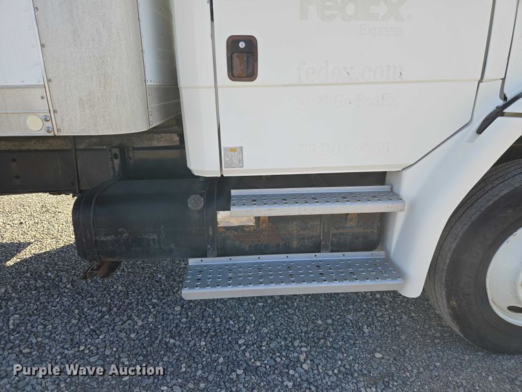 image for item ET5256 2002 Freightliner FL70 box truck