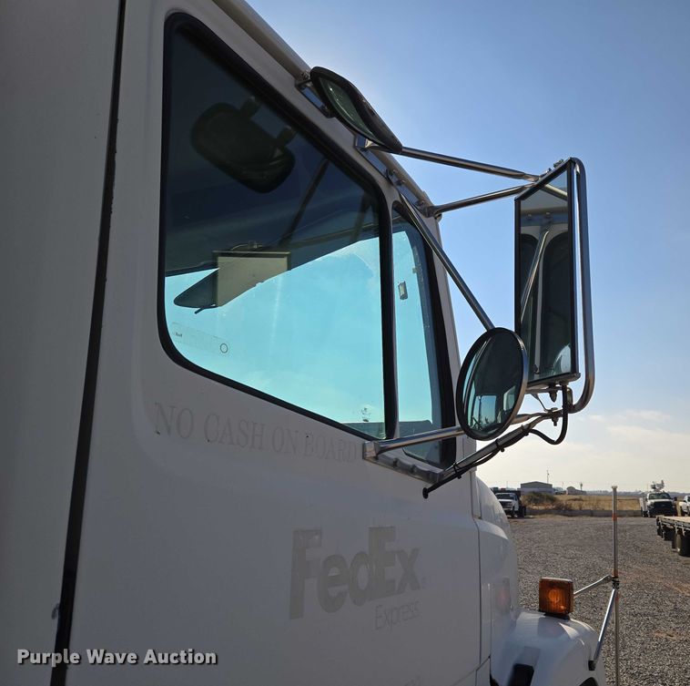 image for item ET5256 2002 Freightliner FL70 box truck